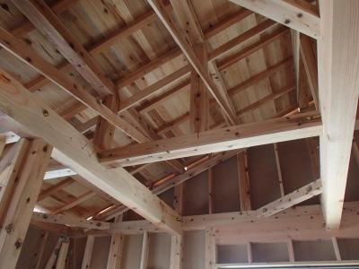 職人の手によって美しく組み上げられた木材でできている屋根裏の写真