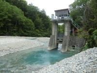 浅い川の中に施設が建っている、清津川取水口の写真