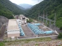 山間に建っている、清津川発電所の外観の写真