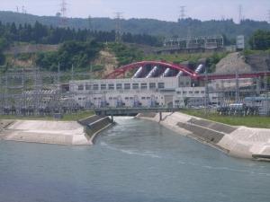 川を跨ぐように建っている、大きな施設がある小千谷発電所の写真
