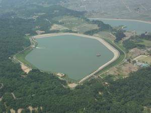 森や田んぼの中に湖がある、山本調整池及び山本第二調整池を上空から撮影した写真