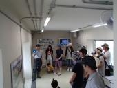 見学ツアーの参加者たちが集まっている、魚道観察室の写真