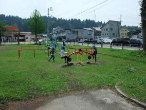 千歳公園に設置された遊具類で遊ぶ幼児たちの写真