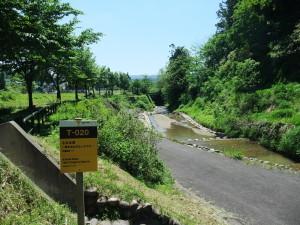 公園の傍を流れる貝ノ川の写真