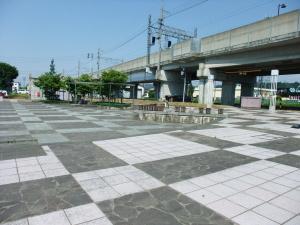 駅舎側から高架の方向を撮影した公園の写真