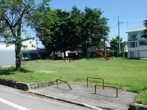 南側より撮影された、寿南公園入り口付近の景観の写真