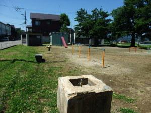 妻有西公園の水飲み場やベンチ、鉄棒、すべり台などが収められた写真