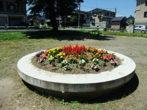 公園敷地内中央に設けられた、円形の花壇の写真