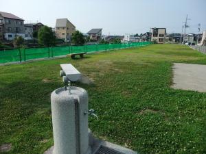 南側より撮影された、中沢公園の景観の写真。写真手前に水飲み場が確認できる