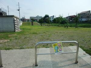 中沢公園の北側入り口付近の写真。公園は北側と南側で段差が有り、間をつなぐ階段が写真奥に確認できる