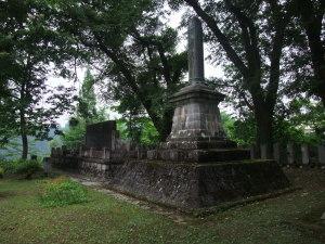 愛宕山公園内に建立されている招魂像と烈霊之碑の写真