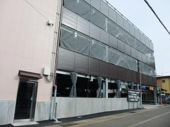 十日町市まちなかステージ立体駐車場の施設外観を正面左から撮影した写真