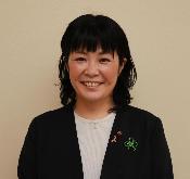 ネックレスをつけて、微笑んでいる大嶋由紀子議員の写真