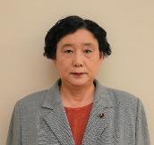 スーツを着て立っている宮沢幸子議員の写真