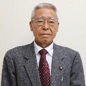 スーツを着て微笑んでいる樋口富行議員の写真