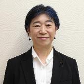 スーツを着て微笑んでいる市川直子議員の写真