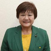 スーツを着て微笑んでいる水落静子議員の写真