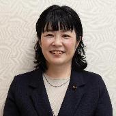 ネックレスをつけて、微笑んでいる大嶋由紀子議員の写真