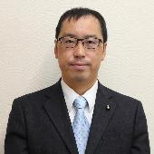 スーツを着て微笑んでいる滝沢青葉議員の写真