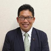 スーツを着て微笑んでいる俵山裕議員の写真
