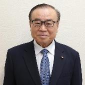 スーツを着て微笑んでいる遠田延雄議員の写真