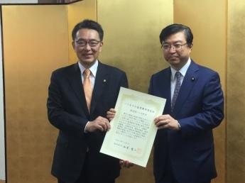 礒崎農林水産副大臣から認定証を授与される関口市長の写真