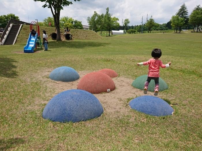 広場で遊ぶ子供の写真