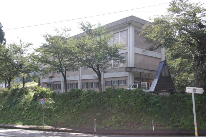 閉校となった旧白倉小学校を宿泊施設として再利用した建物の外観の写真