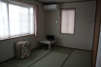 畳の部屋で大きな窓に白いカーテンが下がっている元気ハウス和室の写真