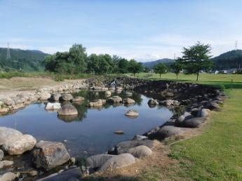 緑が豊かな親水巨石広場の写真