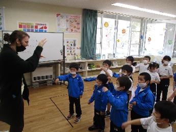 ALTが子供たちに英語を教えている写真