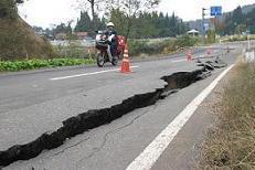 中越大震災によって亀裂が入った道路の写真
