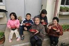 避難所の外で食事をしている方たちの写真