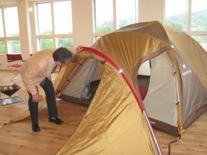 希望館2階に展示されたテントを視察する市長の写真