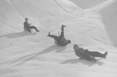 雪原での遊び定番「そりあそび」をいている昔の写真