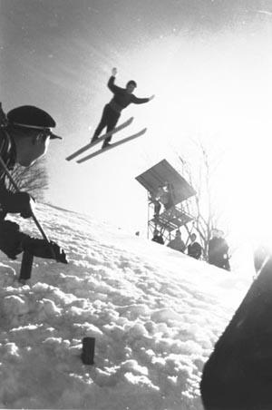 高いところから滑りスキージャンプの瞬間を撮影した昔の写真