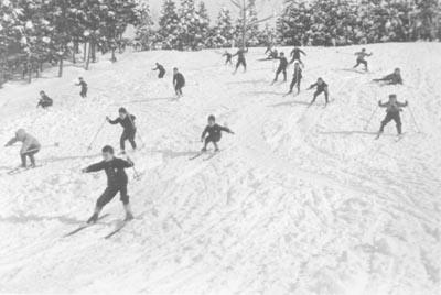 雪原でスキーをしている人たちの昔の写真