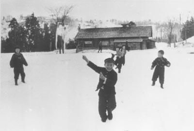 雪原で「たこあげ」をしている子供たちの昔の写真