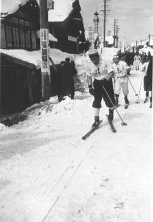 雪が積もる町の中で「スキーマラソン大会」が行われている昔の写真