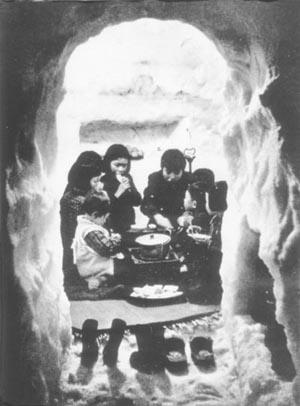 雪で作ったかまくらのなかで鍋を囲んでいる「ほんやら洞」の昔の写真