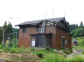 茶色の木造式2階建て一軒家の写真