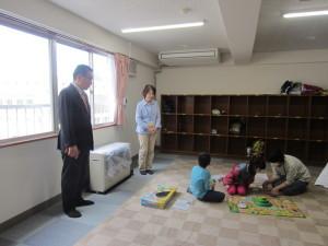 田沢小学校放課後児童クラブを視察する市長の写真
