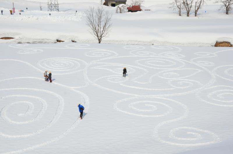 タイトル「雪に立つ生命の木」と名付けられた雪の足跡で作ったかんじきアート作品の写真