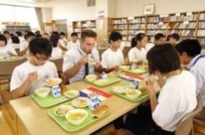 まつのやま学園にてクロアチアをテーマにした給食をいただく生徒たちの写真