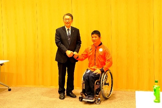 樋口政幸選手と市長の写真