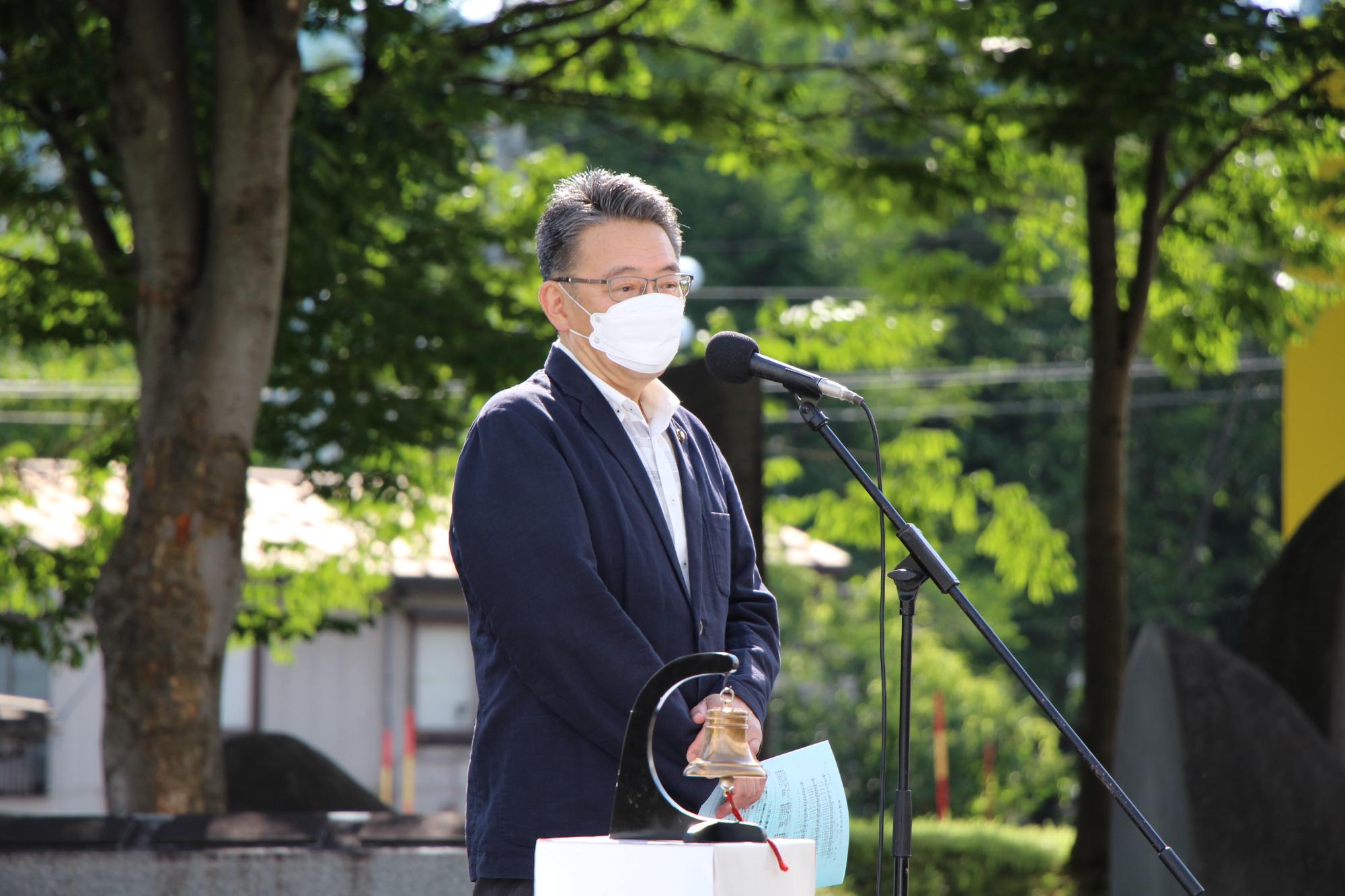 第68回原水爆禁止十日町市民大会で挨拶する市長の写真