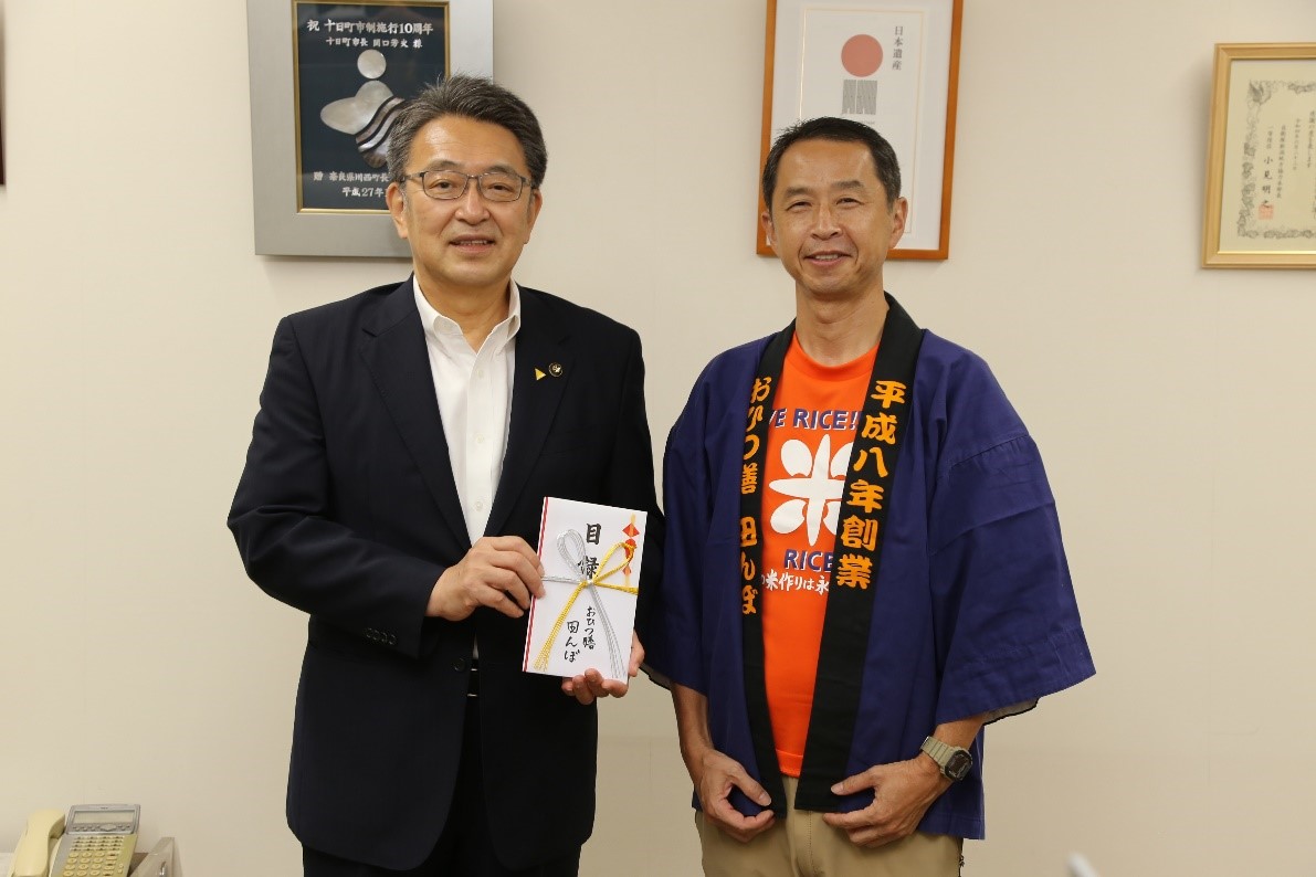 岡野社長と市長との写真