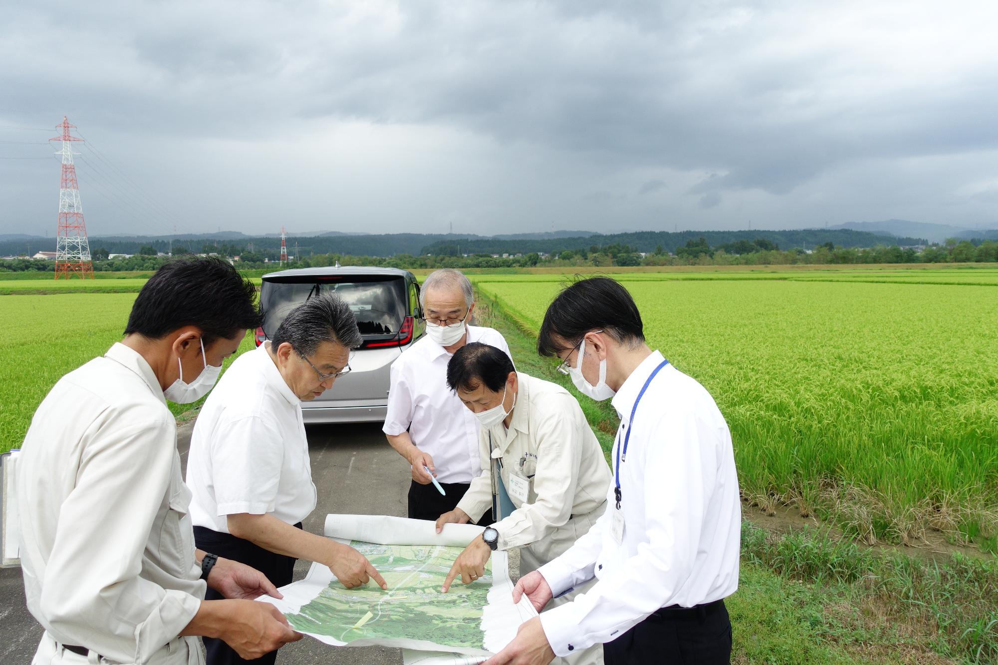 図面を見る市長の写真