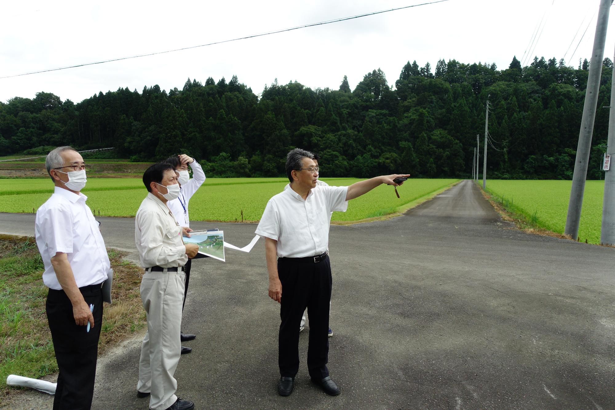 十日町道路の予定地を確認する市長の写真