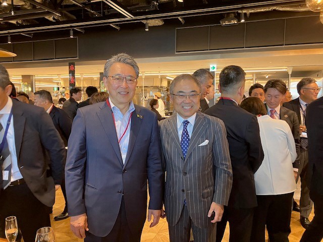 市長と牧田社長との写真